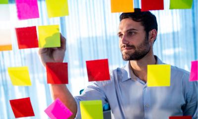 Businessman writing on post-it in the office