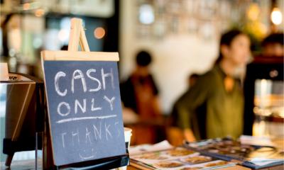 Sign in a cafe saying cash only