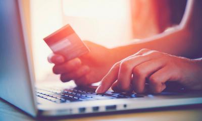 A man shops securely online line thanks to PCI-DSS